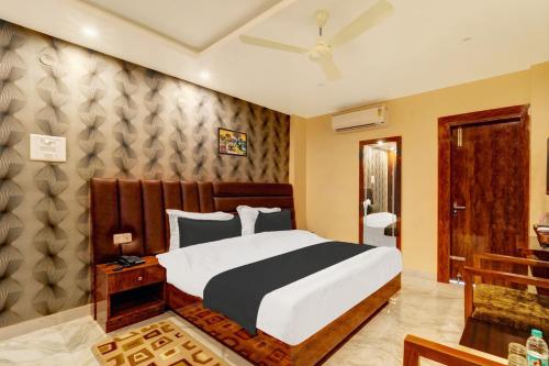 a bedroom with a bed in a room at Super Hotel O The Dev Regency in Patna