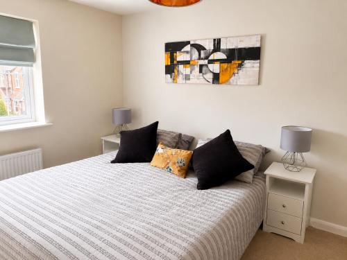 a bedroom with a bed and a painting on the wall at Diamond View Stylish 3BR Ideal 4 Professionals in Chilton