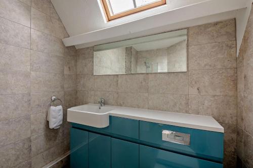 a bathroom with a sink and a mirror at 5 Bed in Tynemouth oc-cn125 in Tynemouth