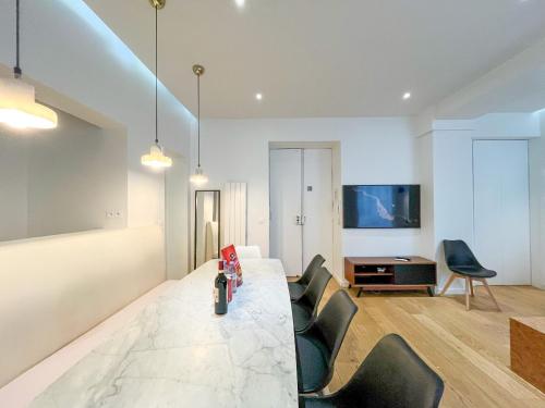 UrbanFlat 69 - Authentic & Elegant Central Paris Home