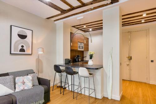 UrbanFlat 73 - Louvre & Rivoli Luxury Escape Parisian Flat