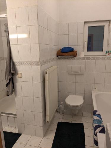 a bathroom with a toilet and a tub and a sink at Zuhause auf Zeit in Gera