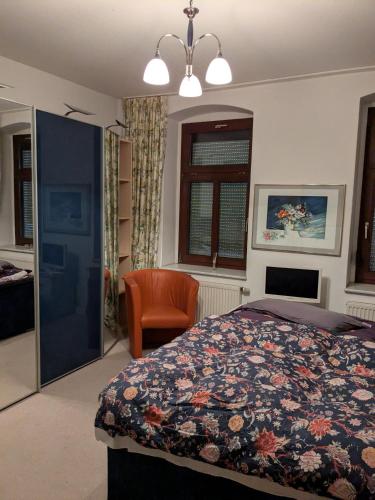 a bedroom with a bed and a chair at Zuhause auf Zeit in Gera