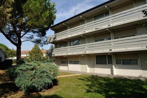 - un grand bâtiment avec une cour devant dans l'établissement Campanile Toulouse Nord l'Union, à LʼUnion