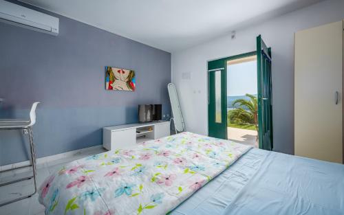 Studio Luciana with garden and sea view