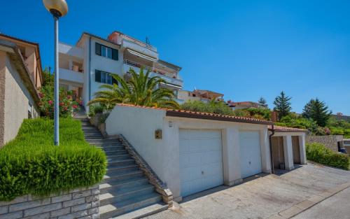 Studio Luciana with garden and sea view