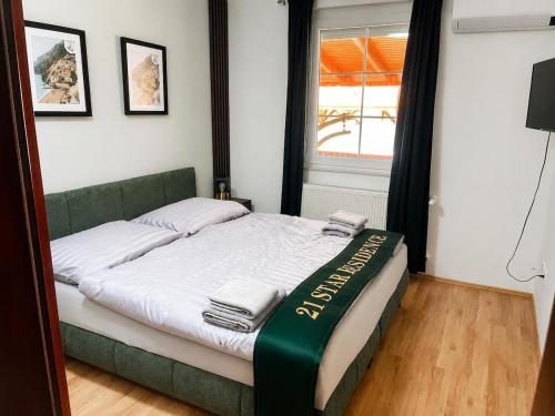 a bed in a room with a green couch at 21 Star Residence in Darnózseli