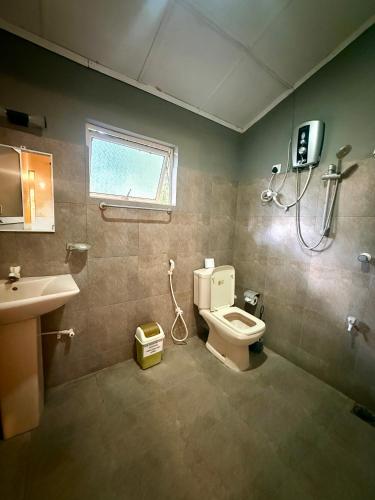 a bathroom with a toilet and a sink and a shower at Wilpattu Wildhideaway Lodge in Galkadawala