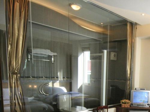 a glass wall in a room with a mirror at Ri Yue Hu Pan Resort in Yuchi