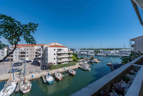 Marine de port, calme et plage