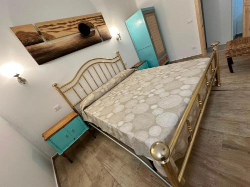 ein Schlafzimmer mit einem großen Bett mit Holzrahmen in der Unterkunft Flamingos nest in Augusta
