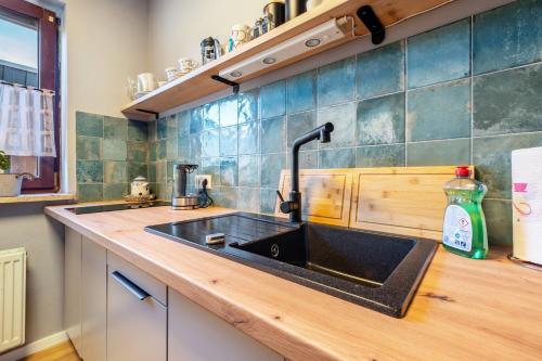 a kitchen with a sink and a counter top at Schicke kleine Bude in Neuenkirchen