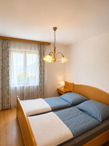 a bedroom with two beds and a window at Ferienwohnung Evi in Sankt Gilgen