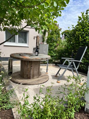 a table and a chair in a yard at Gemütliches Eifeler Gästehäuschen in Nettersheim