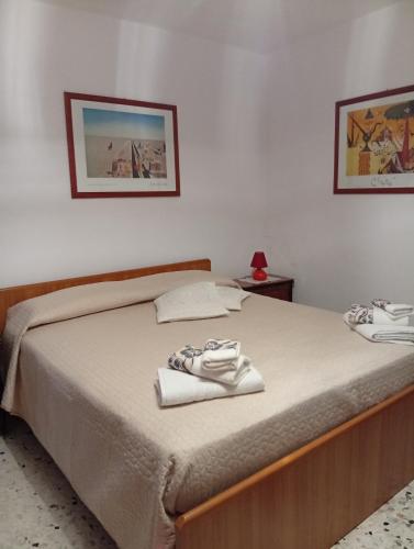 a bedroom with a bed with two towels on it at Casa Relax in Carunchio
