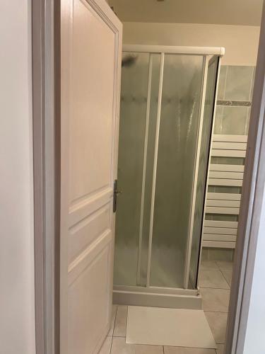a bathroom with a shower and a glass door at Le Relais des Templiers in Villecroze