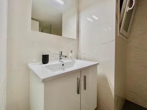 New Lower level 1BR AC Apartment near Acropolis -1