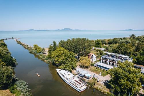 an aerial view of a boat on a river at Port étterem&panzió in Balatonmáriafürdő