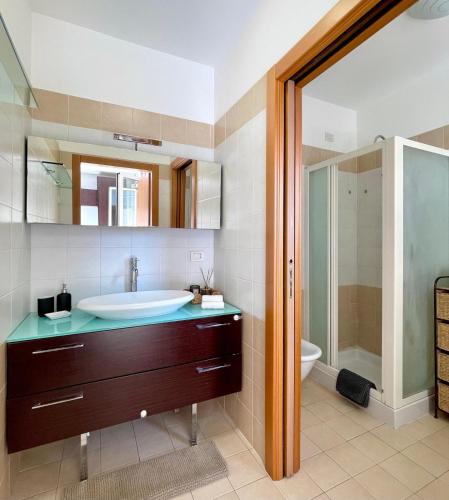 a bathroom with a sink and a tub and a shower at Monolocale moderno - Colazione Inclusa in Vimodrone