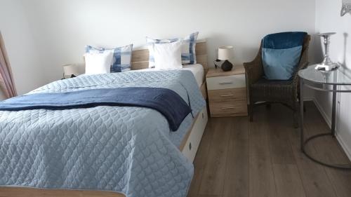 a bedroom with a bed and a desk and a chair at Ferienwohnung am Wald in Warstein