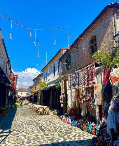 a cobblestone street in a town with a building at Za Apartment 2 in Korçë