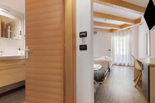 a room with a door leading to a bedroom at Cameras Mori in Mori