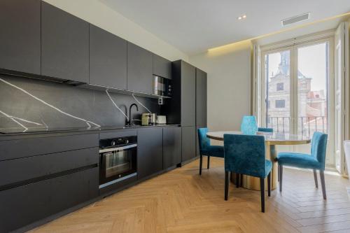 Modern and Luminous Flat in Central District