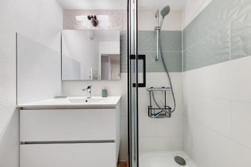 a bathroom with a shower and a sink at Appartement chez Coco avec piscine in Soulac-sur-Mer