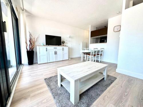 a living room with a table and a dining room at Reflet d’Azur - 4 personnes - Point zéro in La Grande Motte