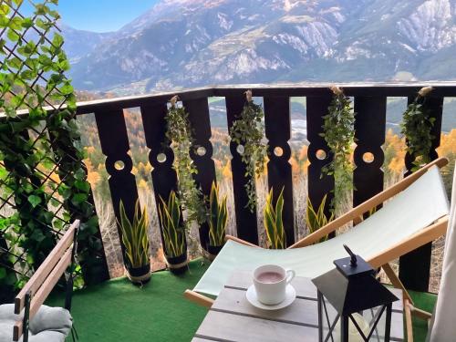 a balcony with a table and a cup of coffee at Studio chaleureux à Uvernet-Fours, 25m² avec vue montagne in Uvernet