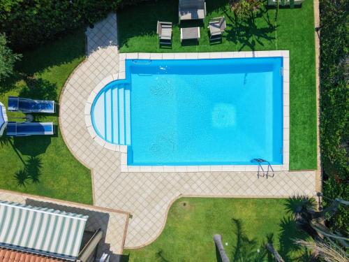 una vista dall'alto di una piscina in un giardino di Smarthome a Maratea