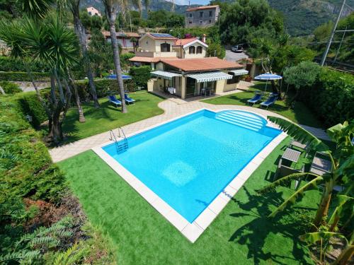 una vista dall'alto di una piscina di fronte a una casa di Smarthome a Maratea