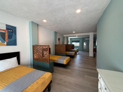 a hotel room with two beds and a couch at Apartment with Pool & Gym in Querétaro