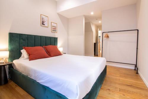 4BR w 200yrs of history in Porto by LovelyStay