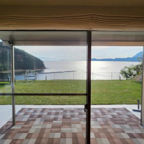 a view of the water from a house at ヴィラ倉橋 in Kure