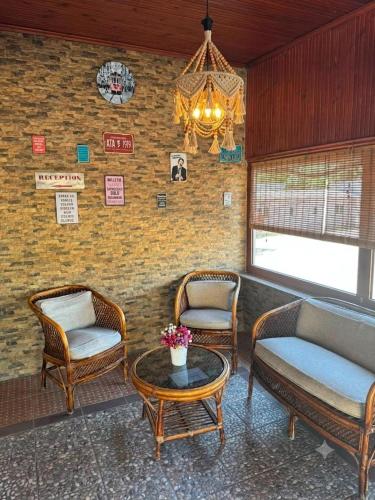a living room with three chairs and a table at Aslanlar Otel in Tekirdağ