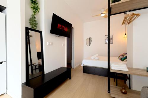 Delfín - Entire Apt - Near Beach and Stadium by Río Turia Apartments photo 12