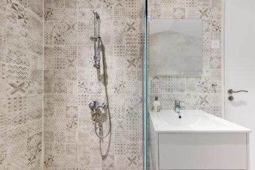 a bathroom with a shower and a sink at Villa Sandra - Le Verdon, Medoc in Le Verdon-sur-Mer