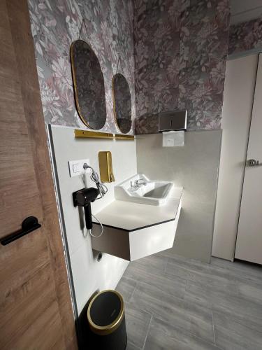 a bathroom with a sink and a mirror at El Palmar in Tobarra