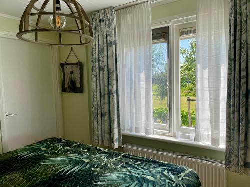 a bedroom with a bed and a window at Welcome by Bianca in Jisp