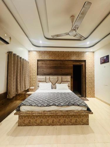 a bedroom with a large bed in a room at Hotel rexa in Vrindāvan
