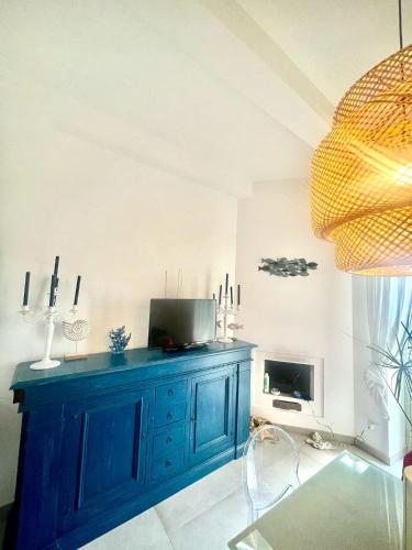 a living room with a blue cabinet in a room at Casa Peloro in Torre Faro