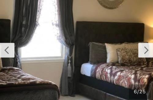 a bedroom with a bed and a window at Naomi BED and BREAKFAST in Parkville