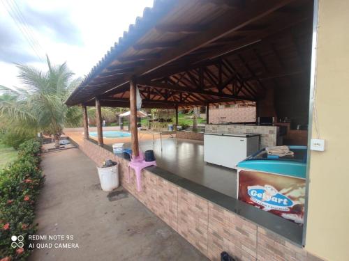 a resort with a swimming pool and a pavilion at chacara Recanto do ssosego in Olímpia