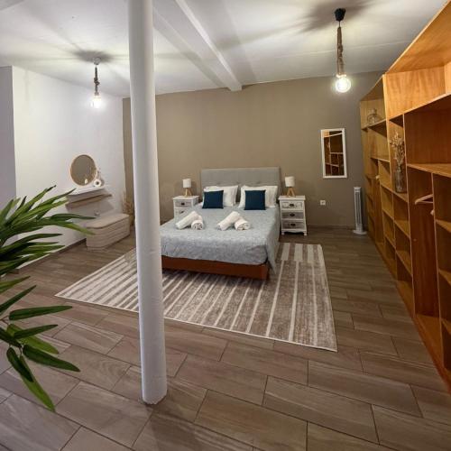 a bedroom with a bed and a pole in a room at Casa dos Andrés in Calheta
