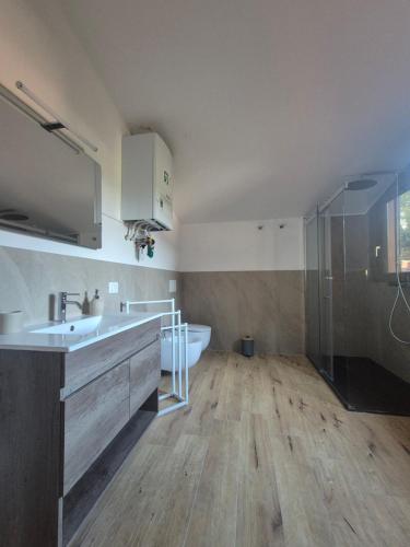 a bathroom with a sink and a bath tub at Luna in Lierna