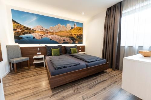 a bedroom with a bed and a painting on the wall at Apartment Zielspitz in Parcines