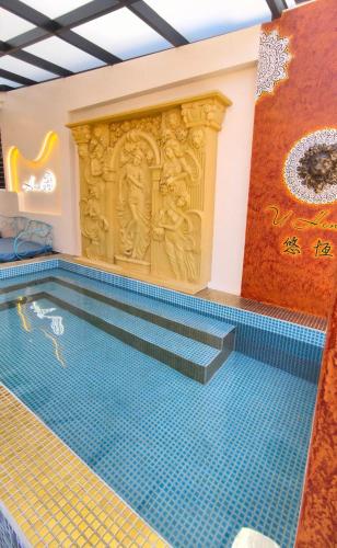 a large swimming pool in a house with a tile wall at u hend villa in Hengchun South Gate