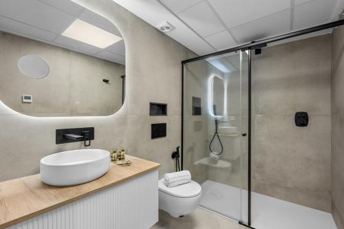 a bathroom with a toilet and a sink and a shower at Casa Maku in San Pedro del Pinatar