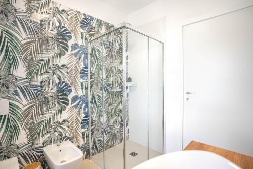 a bathroom with a shower and a toilet at Corte Fossalta - Casa Linda in Lazise
